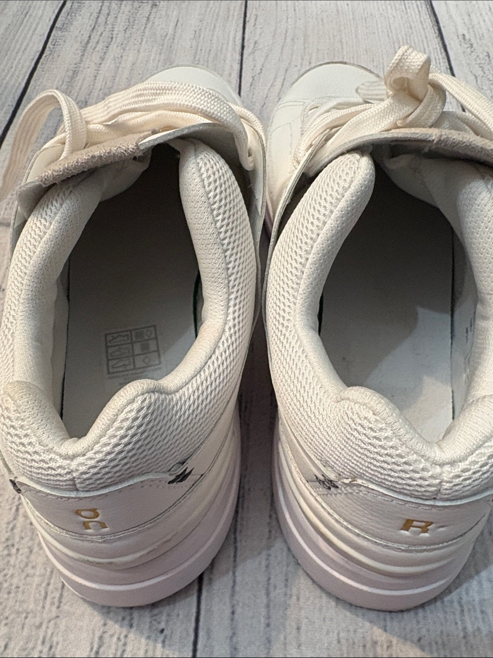 On The Roger Centre Court White Gum (Women's) - size 9 🌟 - Image 7