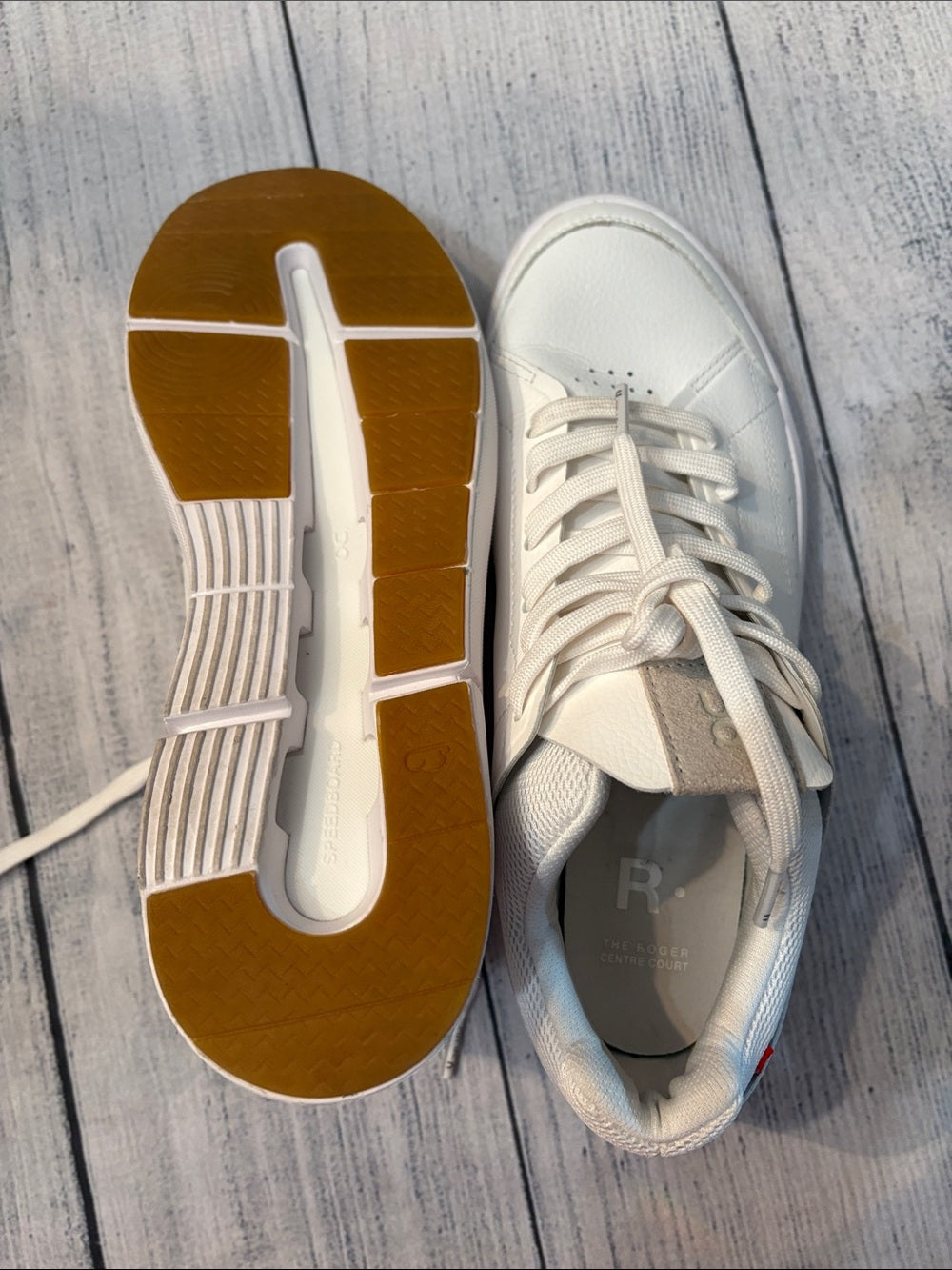 On The Roger Centre Court White Gum (Women's) - size 9 🌟 - Image 6