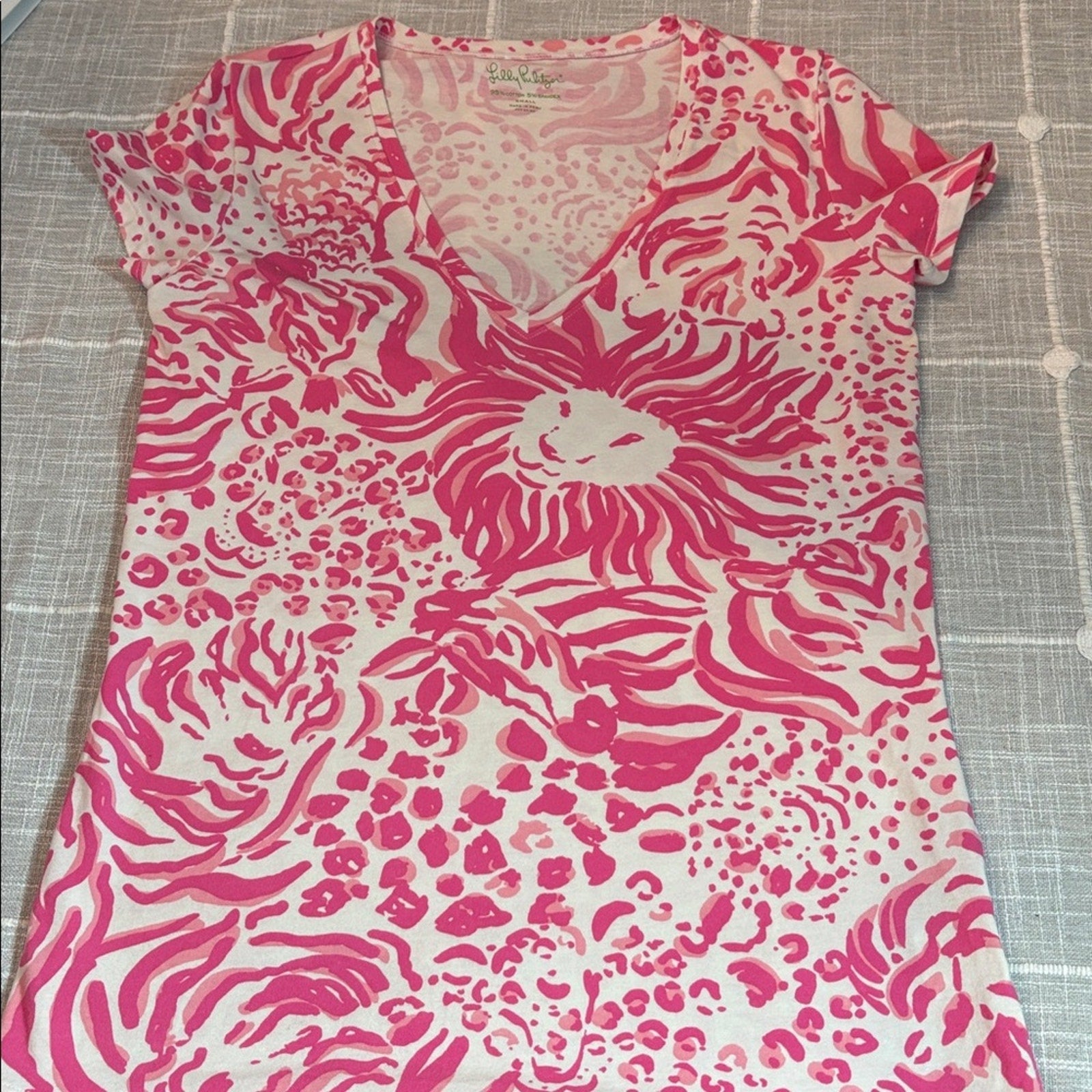 Lilly Pulitzer Michelle Get Spotted Fun Pink & White animal print V Neck Tee - S