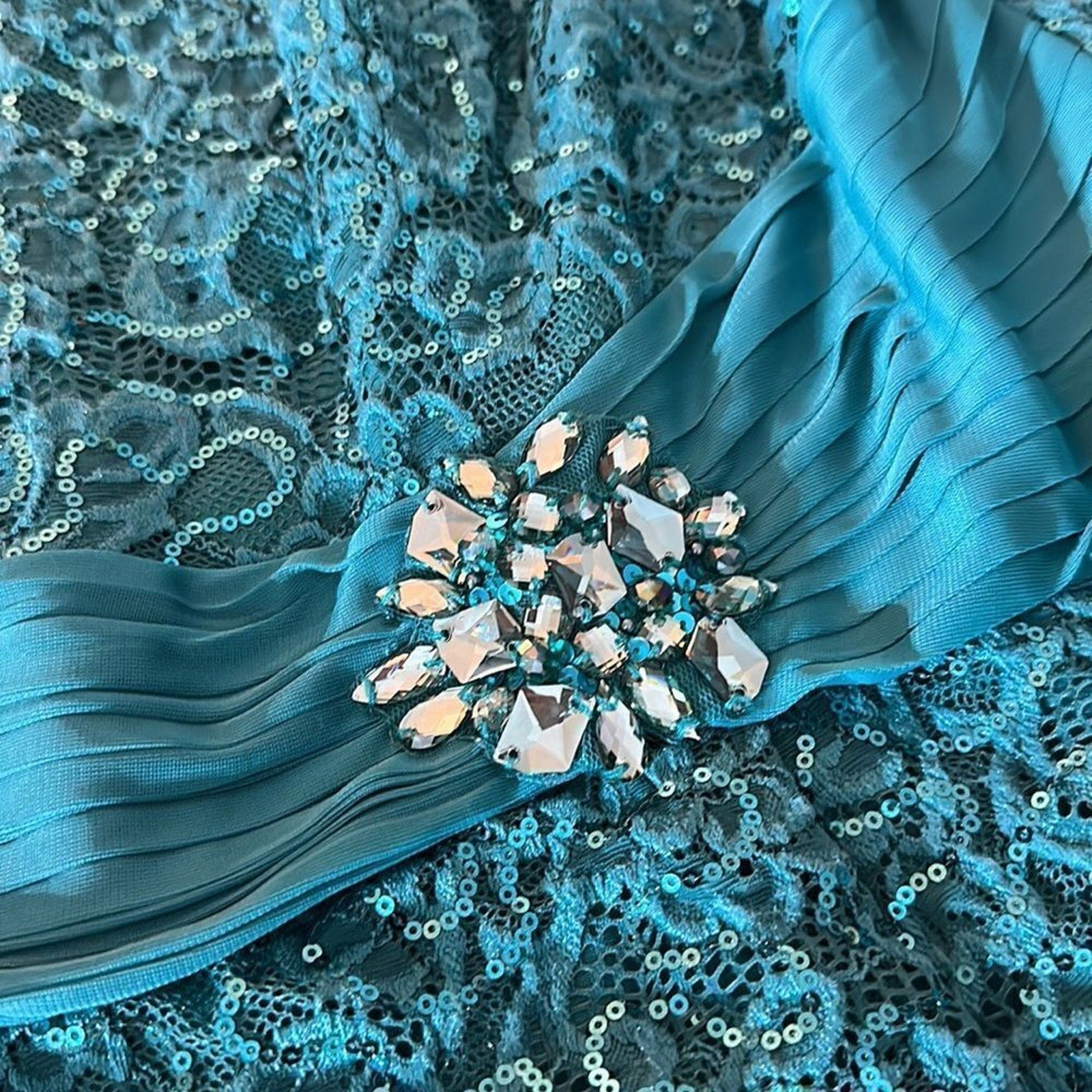 NEW Marina Scalloped Neck 3-4 Sleeve Sequin Lace Bodice Pleated Broach - size 22