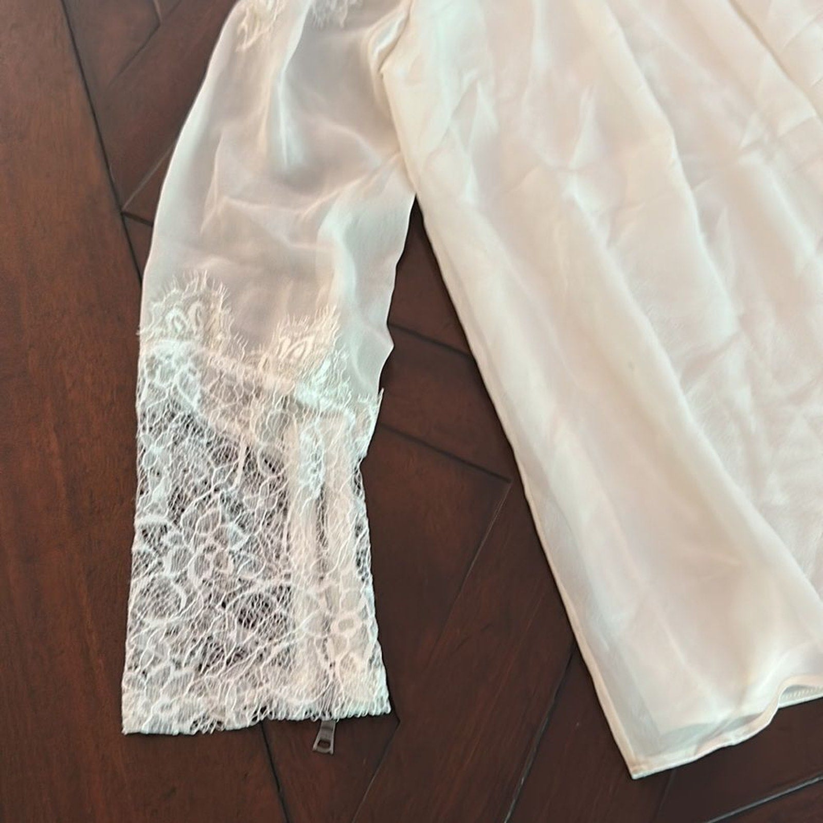 NWT ALICE + OLIVIA Ivory Danyelle Lace in ivory - size M