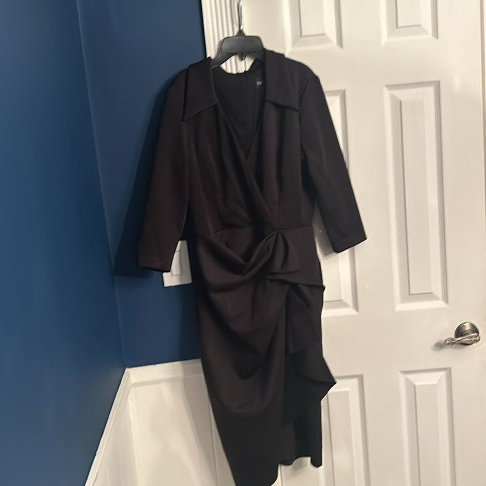 NWT XSCAPE "SYLVIA" V-NECK SIDE RUFFLE SHORT DRESS - size 14
