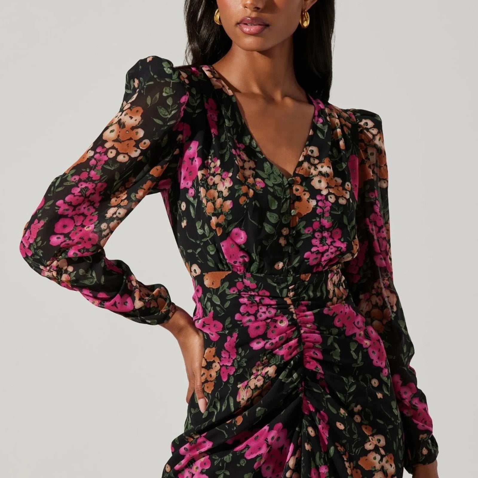 NWT Astr FLORAL PLUNGE RUCHED LONG SLEEVE MIDI DRESS - size small