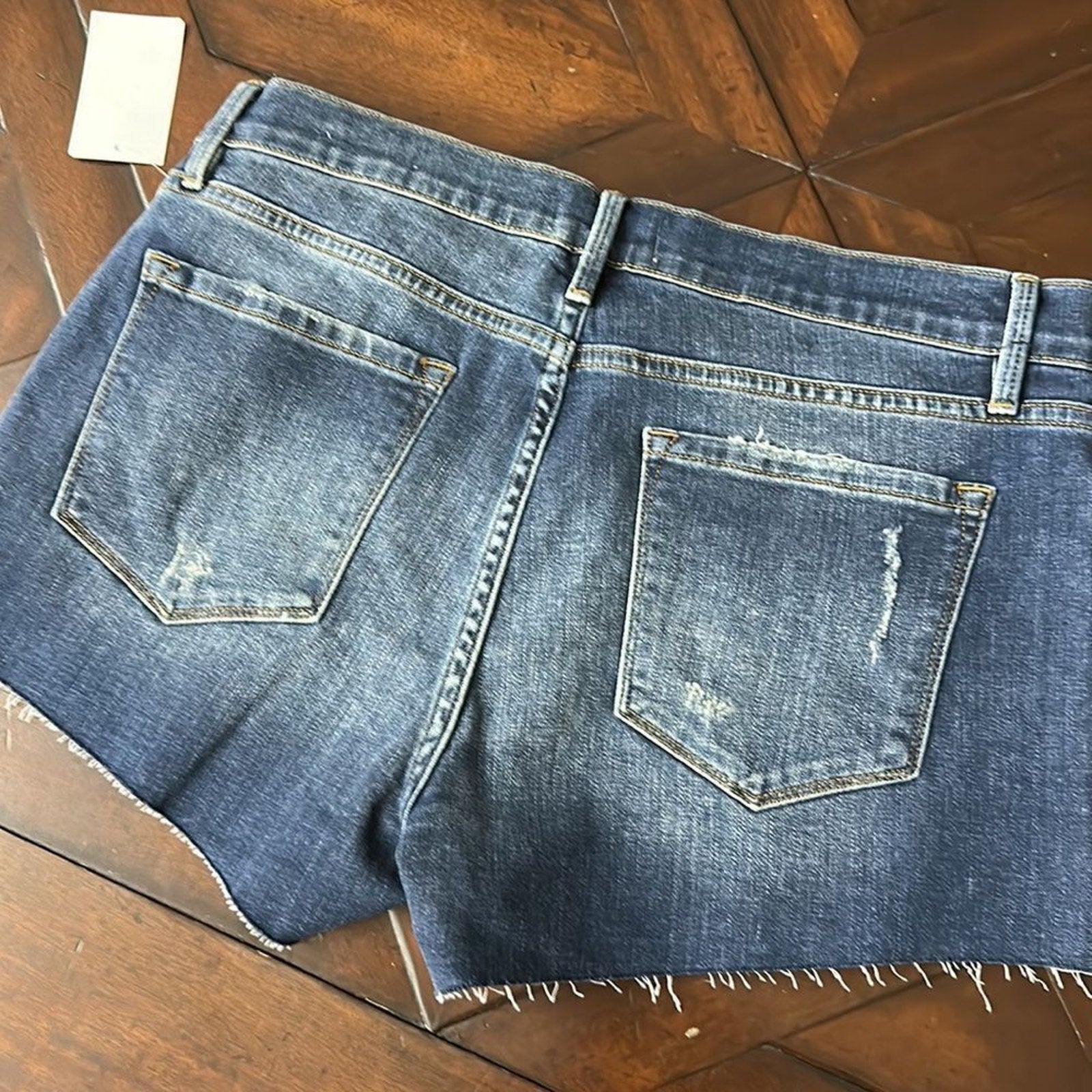 NWT FRAME Le Cut Off Jean Shorts in Azure - size 30