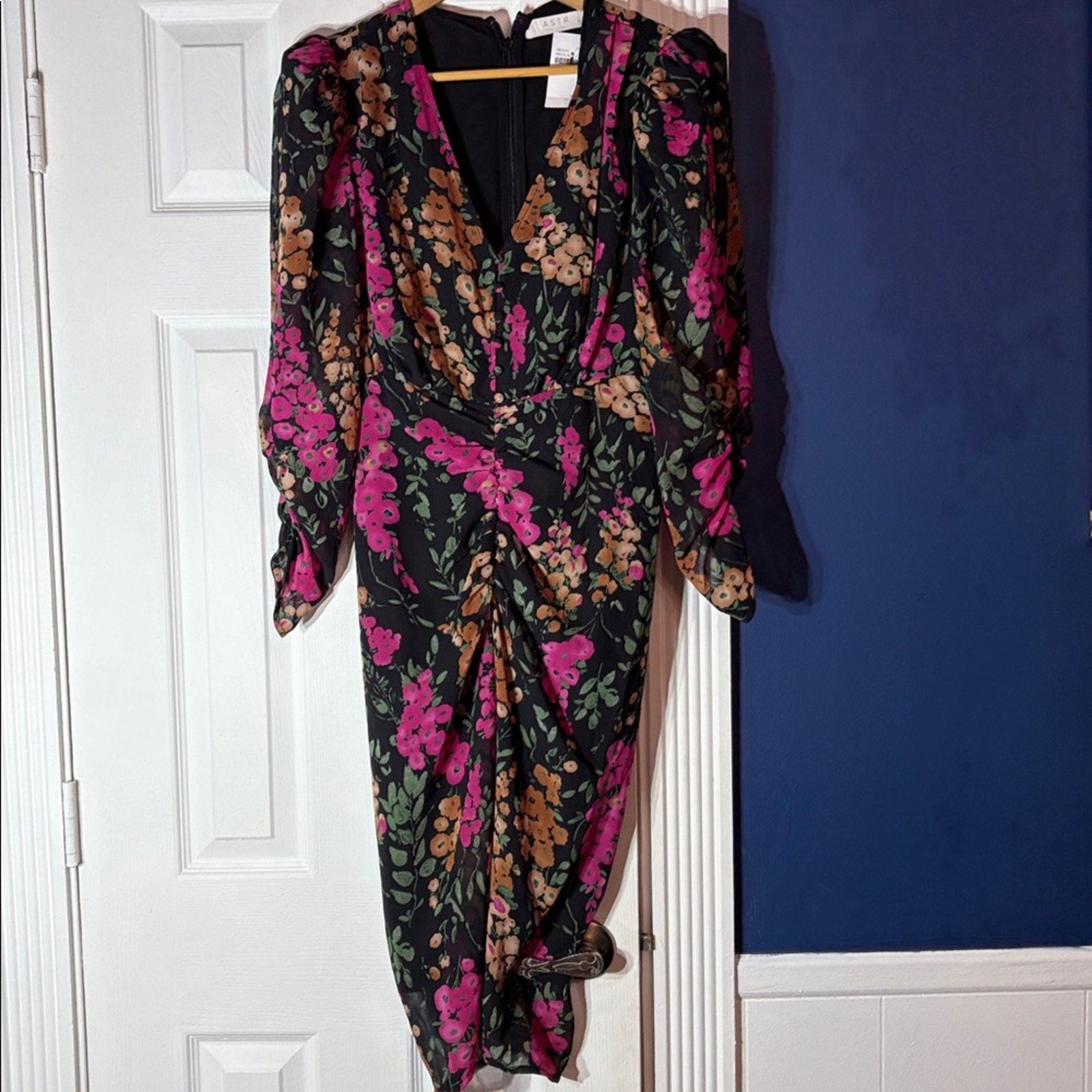 NWT Astr FLORAL PLUNGE RUCHED LONG SLEEVE MIDI DRESS - size small