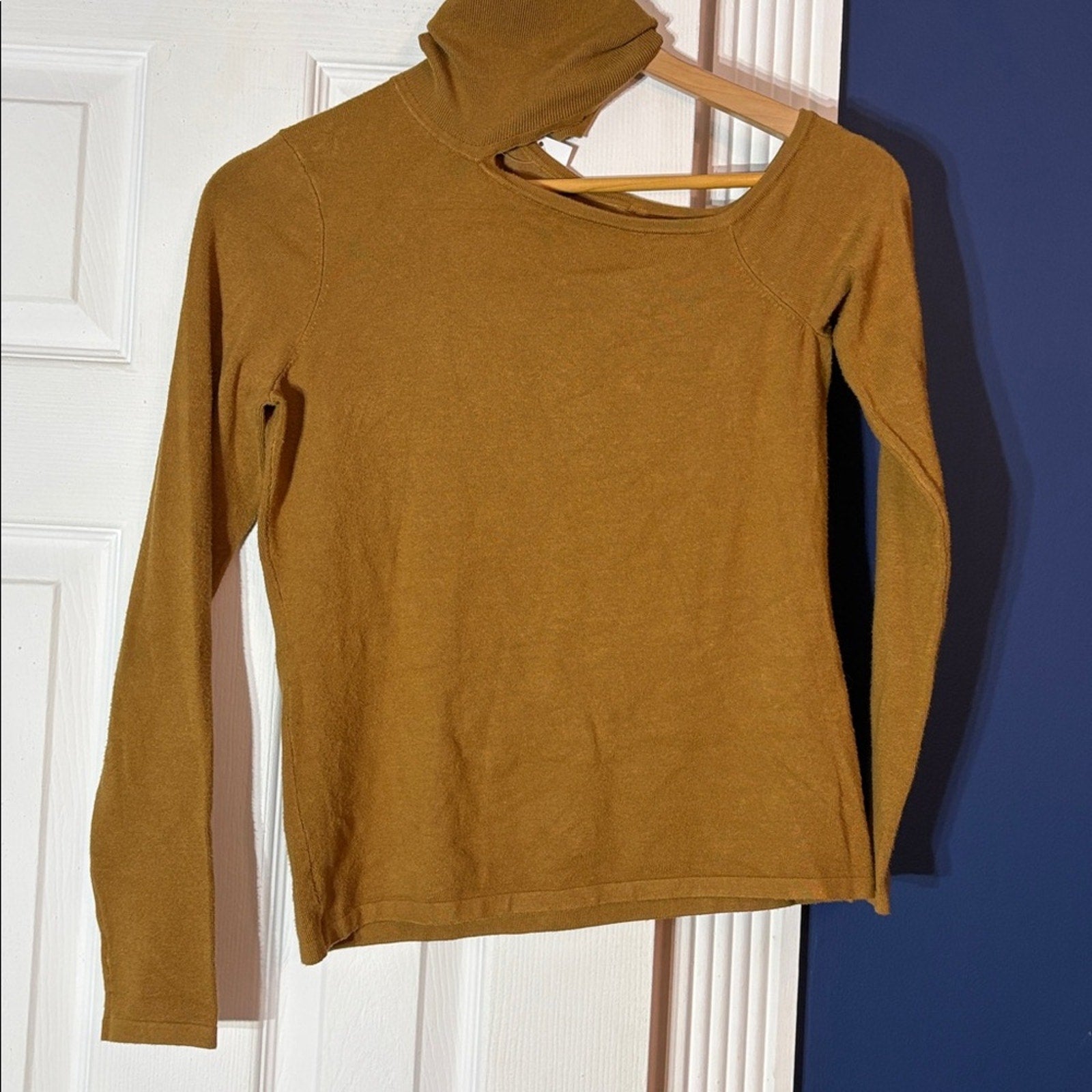 NWT L’agence “nicky” Cut Shoulder Rayon/spandex Sweater - size M