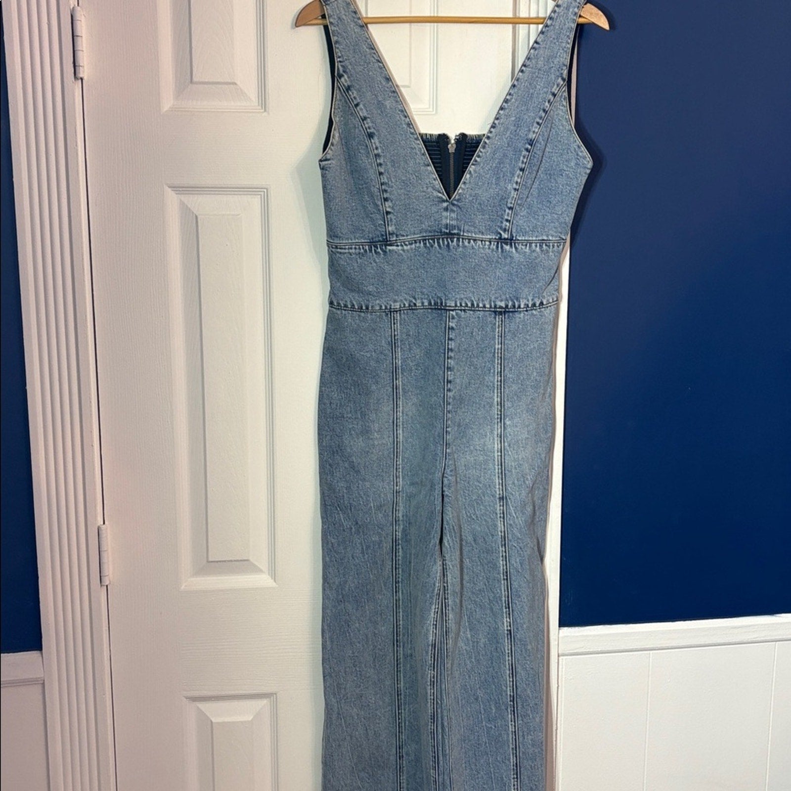 Alice + Olivia SANDRA DEEP V NECK JUMPSUIT in SULLIVAN VINTAGE BLUE - size 30