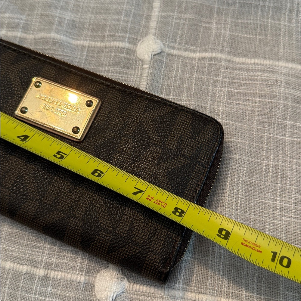 Micheals Kors Printed Wallet monogram 🌟 - Image 6