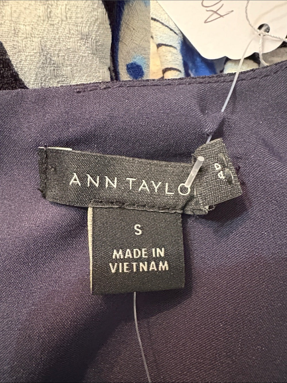 Ann Taylor Navy Floral Shift Dress - size small - NWT 🌟 - Image 3
