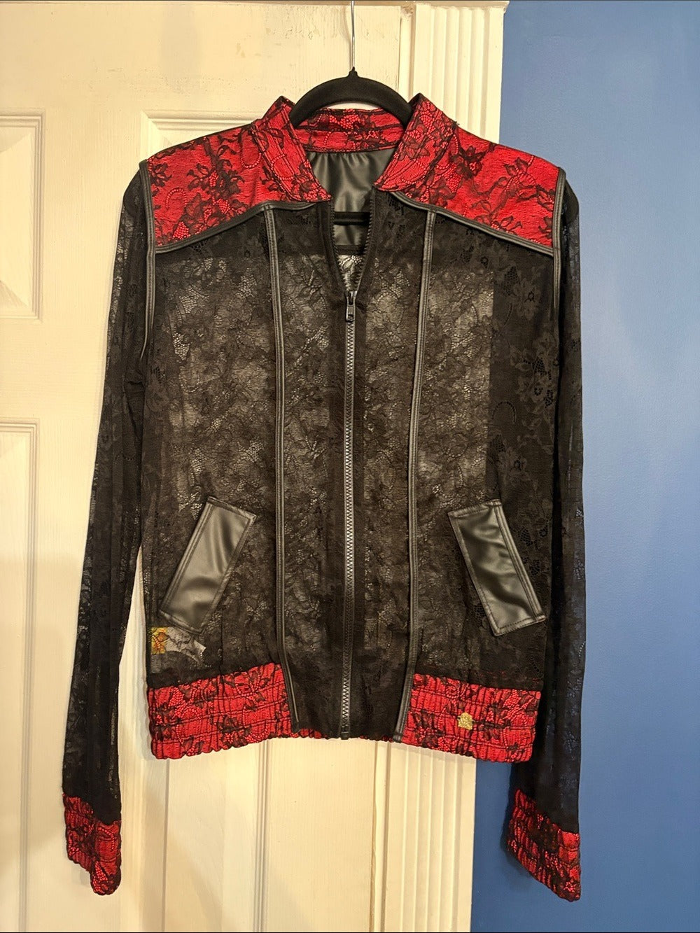 Agua Bendita Polar Aurora Black Lace over Red Neoprene Jacket - size M - Image 5