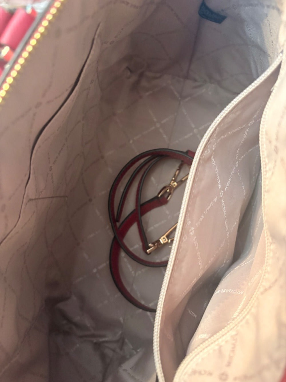 Micheal Micheal Kors Saffiano Leather Handbag 🌟 - Image 3