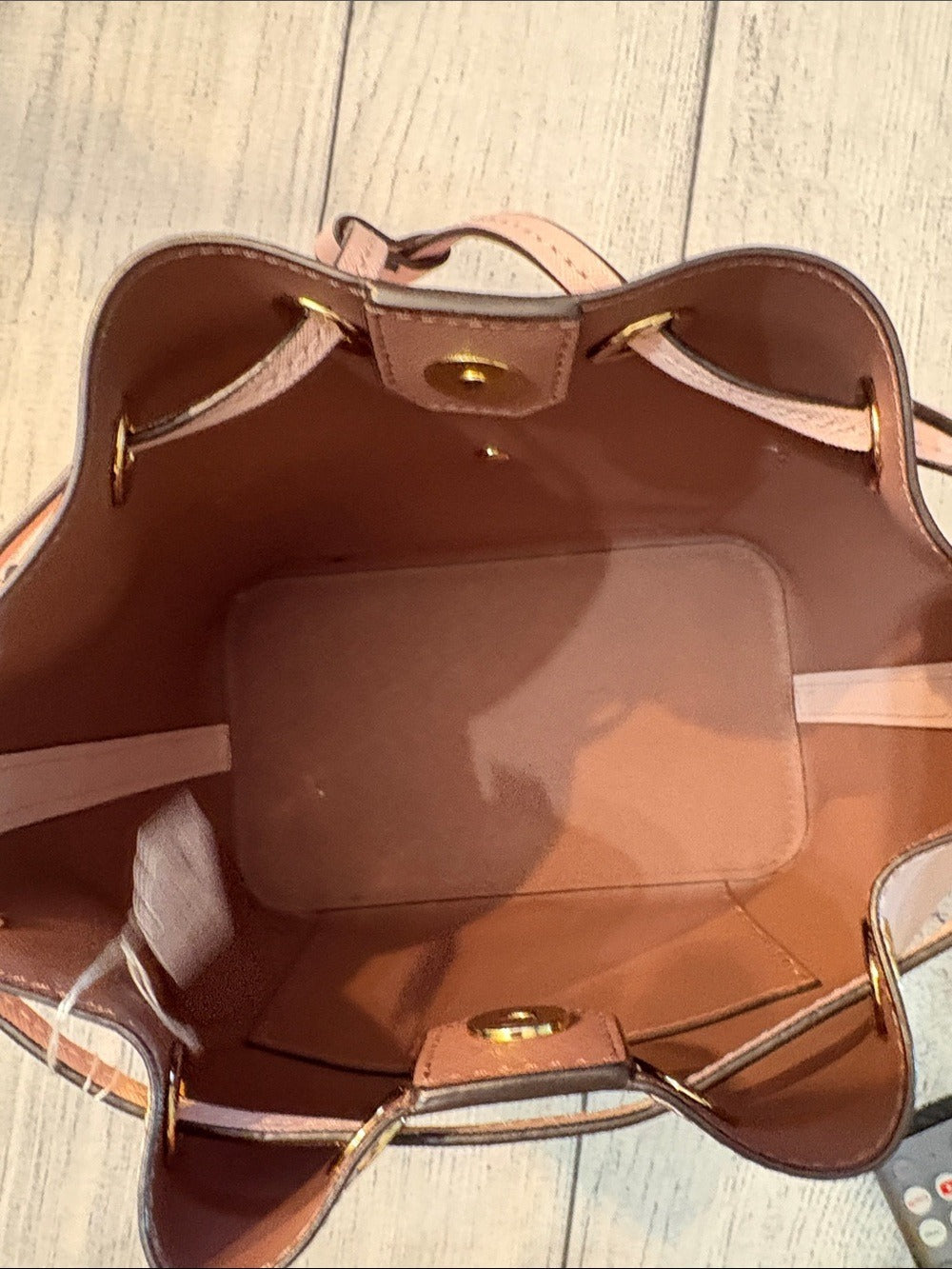 Micheal Kors Greenwich Bucket Bag 🌟 - Image 2