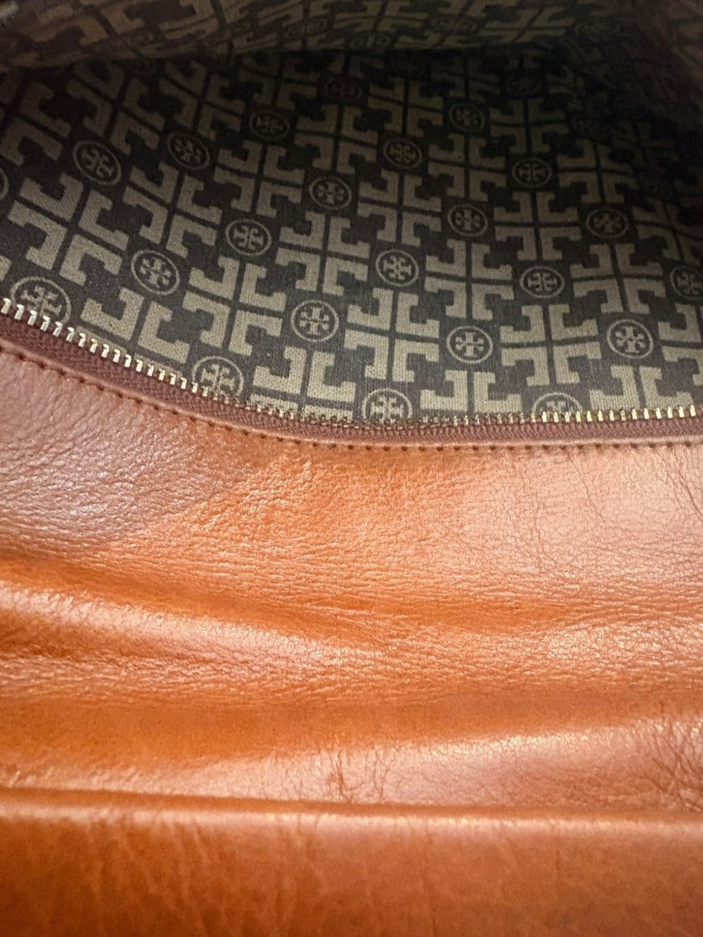 Tory Burch Patent Monogram Clutch 🌟 - Image 4