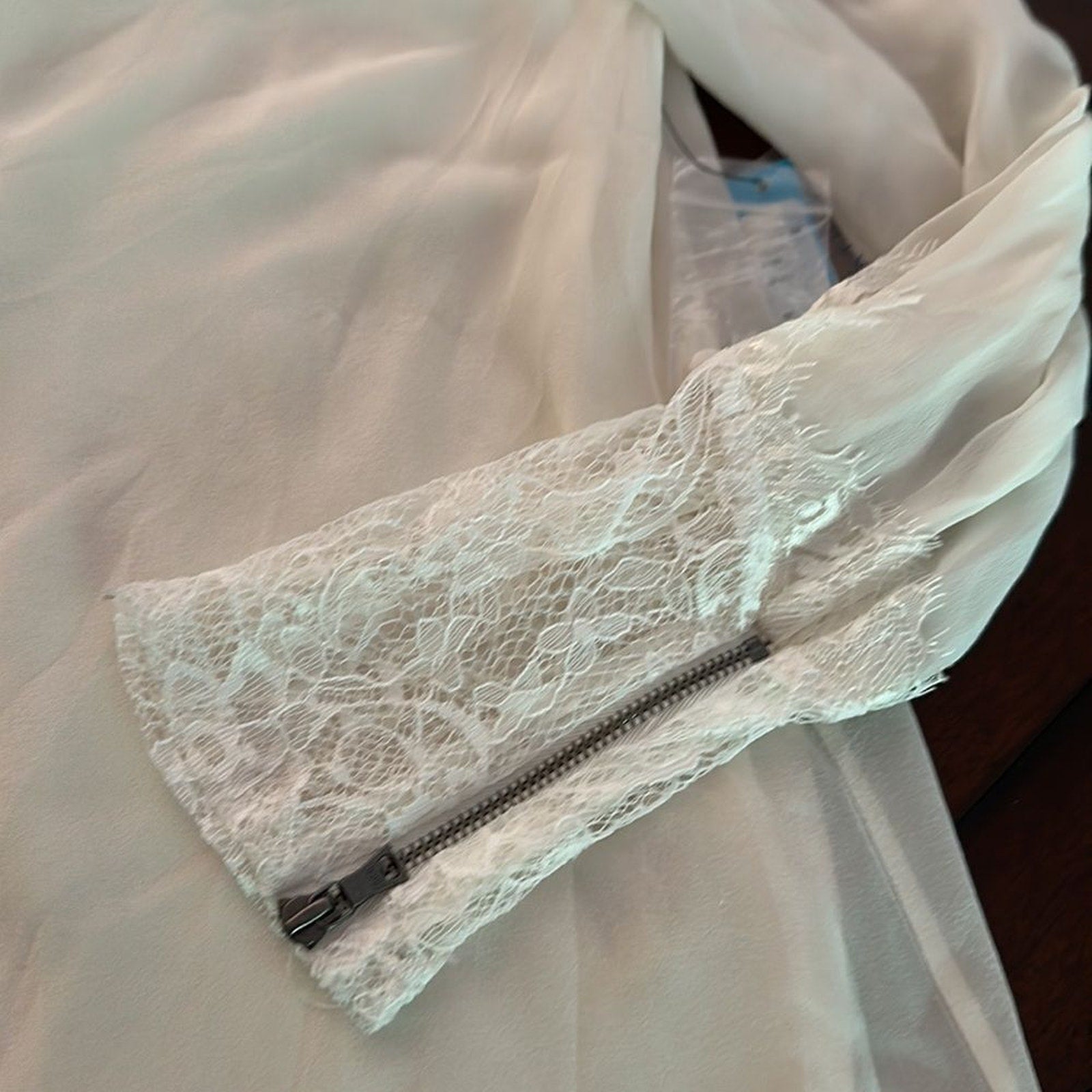 NWT ALICE + OLIVIA Ivory Danyelle Lace in ivory - size M