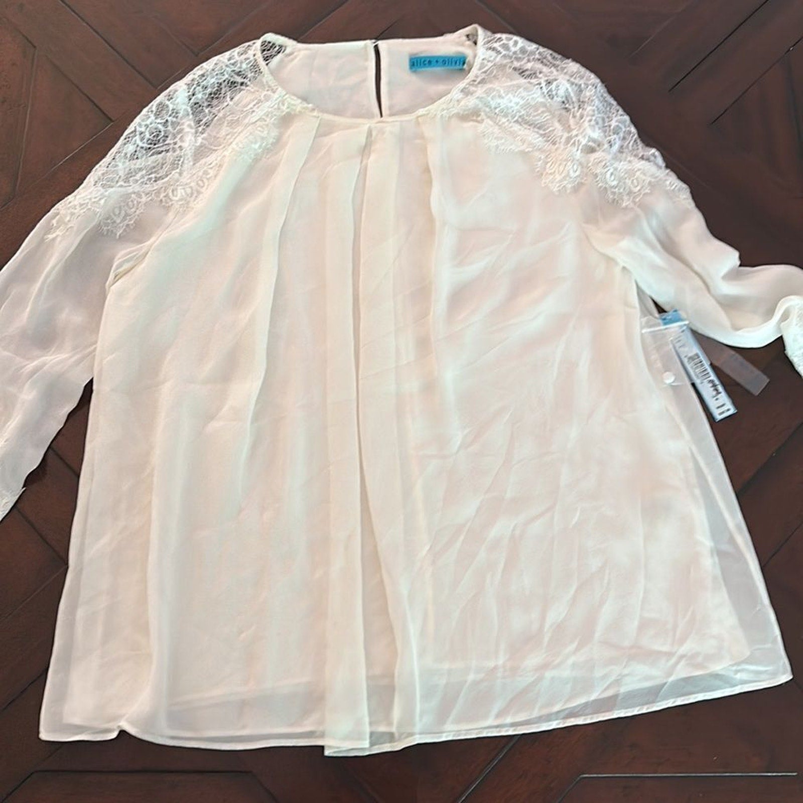 NWT ALICE + OLIVIA Ivory Danyelle Lace in ivory - size M