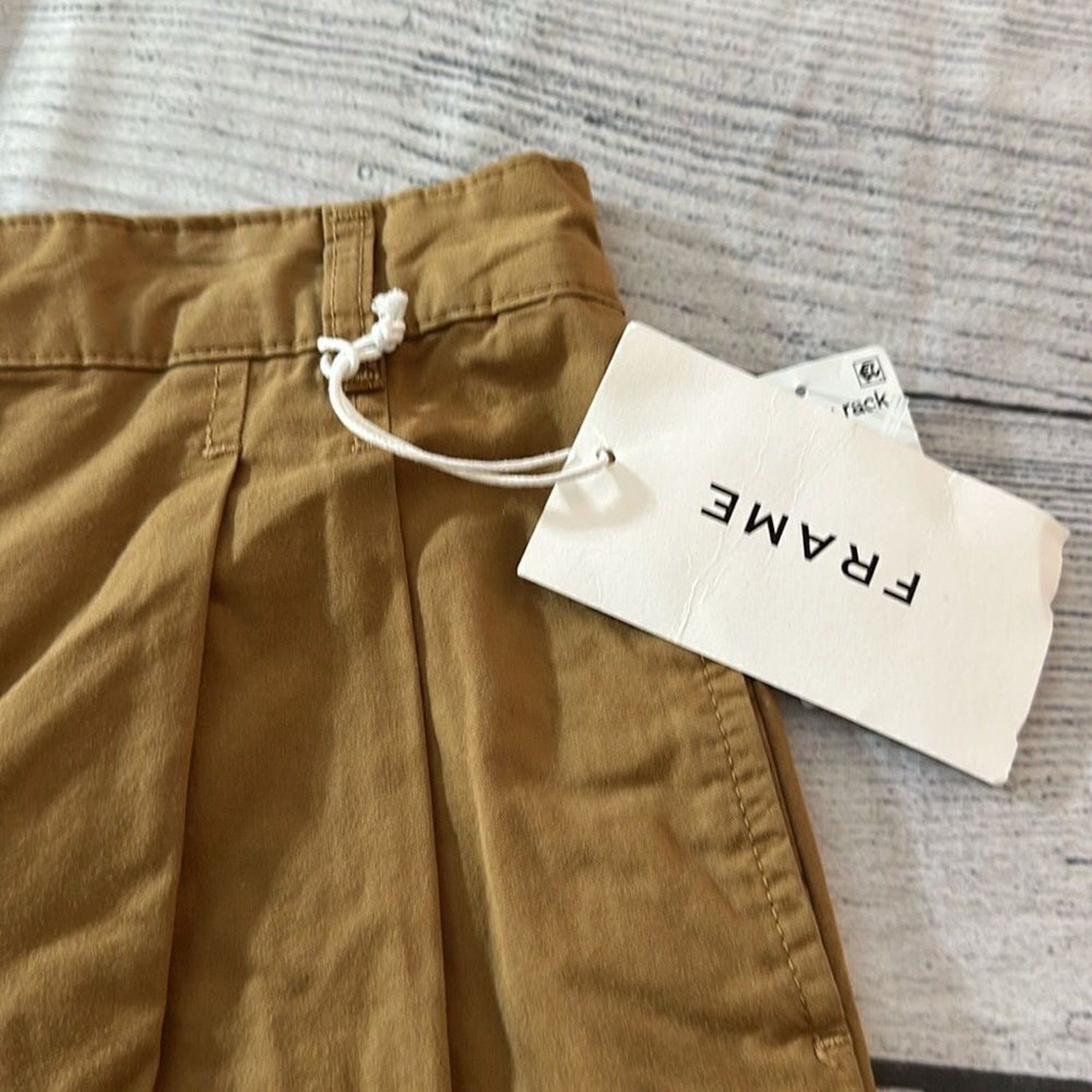 NWT FRAME Pleat Front Wide Leg Chinos In Camel - size 28