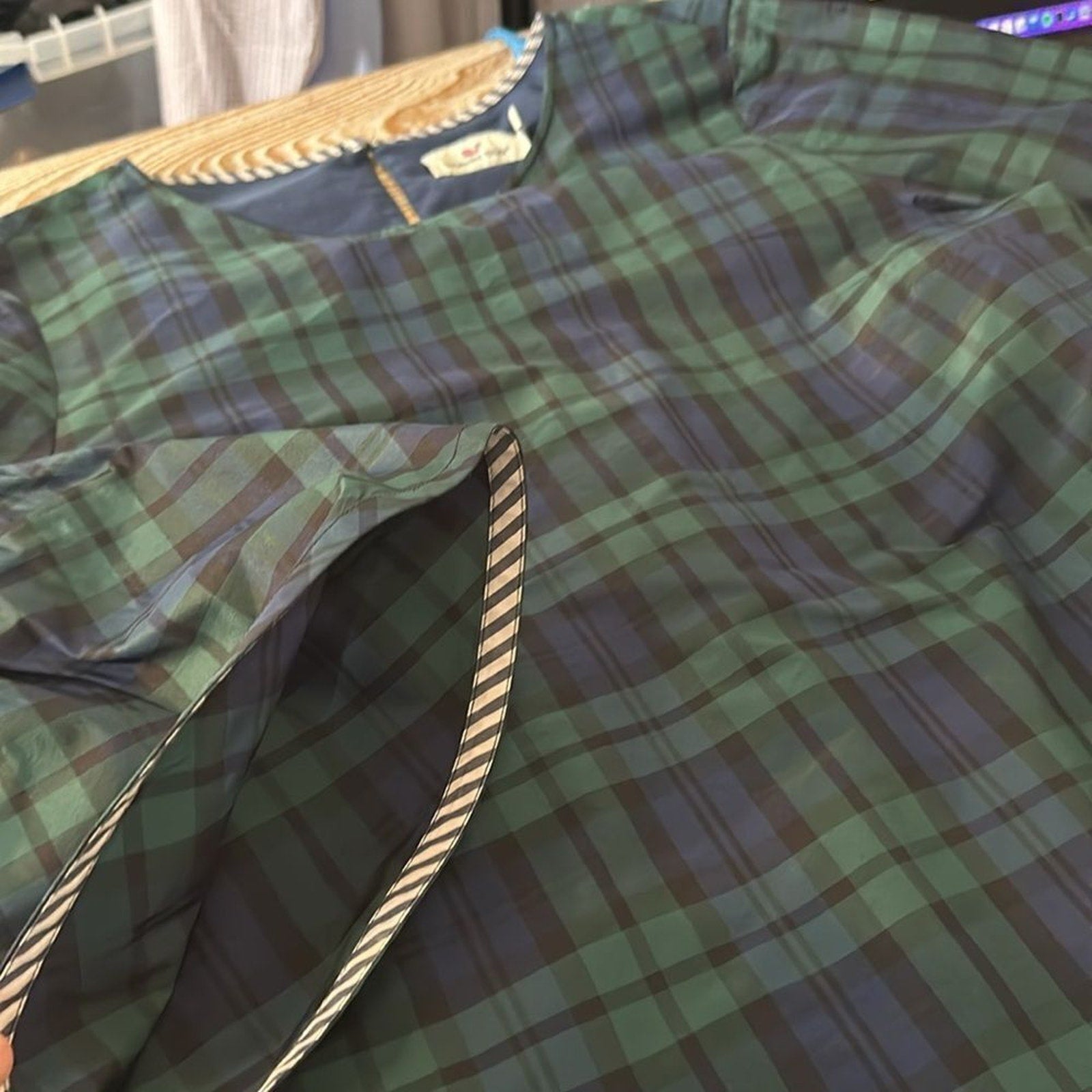 EUC Vineyard Vines Plaid Blouse Bell Sleeve Navy/Green - size 4