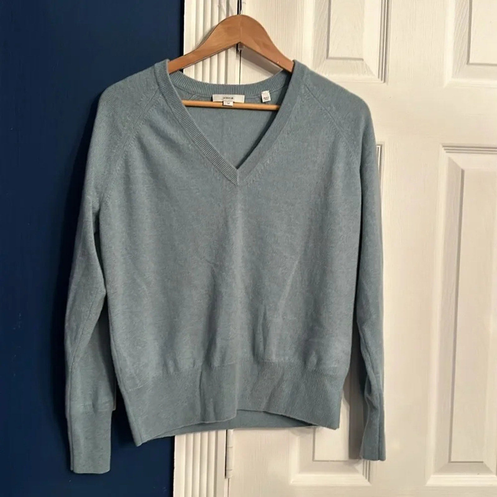 NEW VINCE Light Blue Cashmere V-neck Sweater - size small