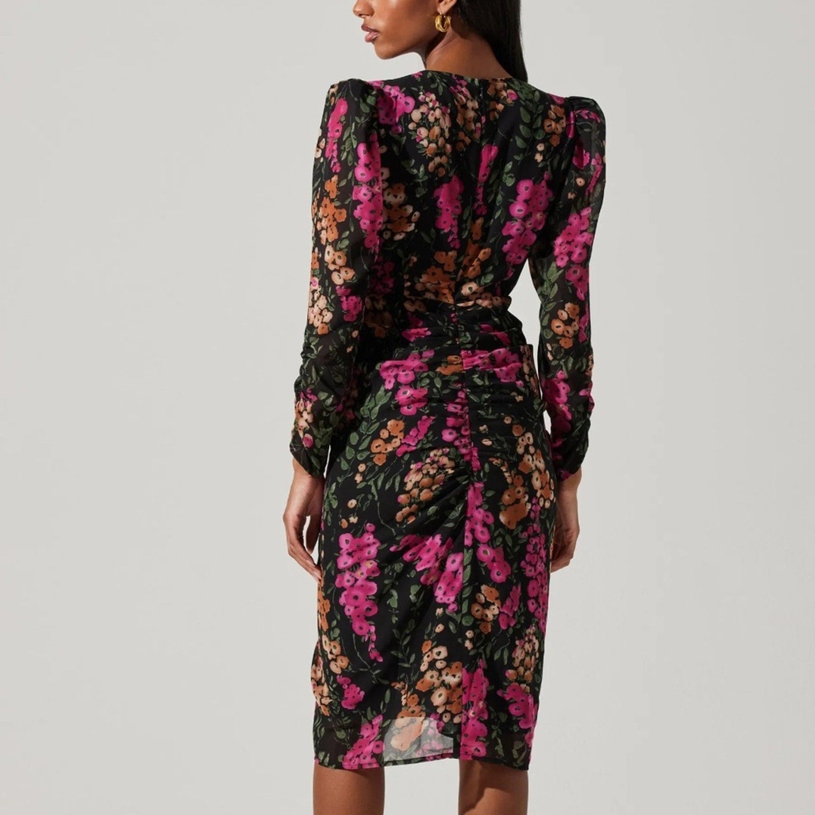 NWT Astr FLORAL PLUNGE RUCHED LONG SLEEVE MIDI DRESS - size small