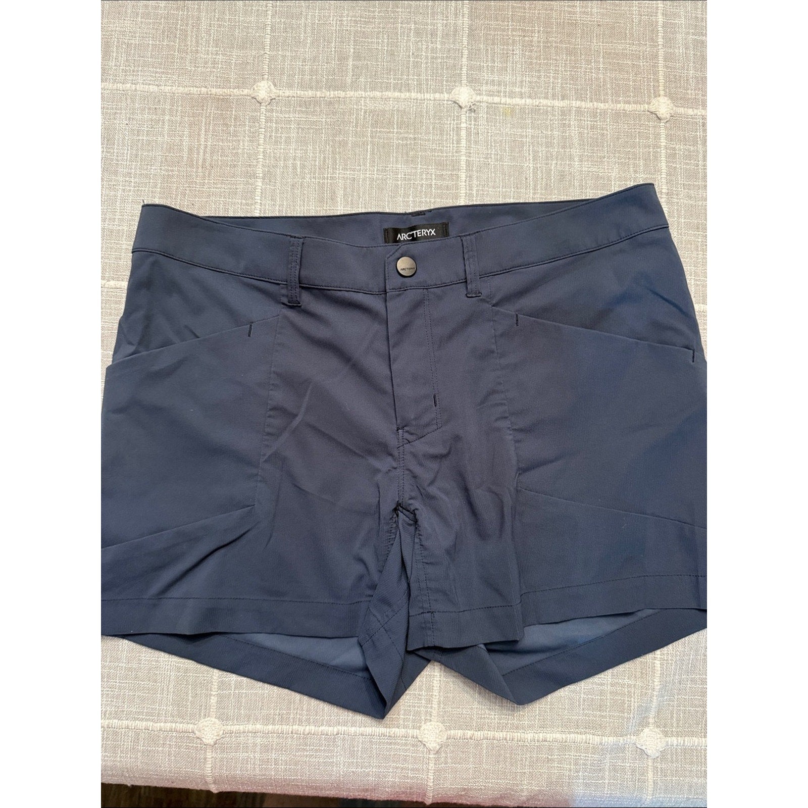 Arc’teryx Women’s Alroy Short 7”  in Navy - 6 🌟
